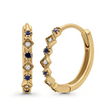 Creolen-Huggie-Ohrringe aus 14-karätigem Gold mit 0,16 Karat G SI-Diamant und blauem Saphir