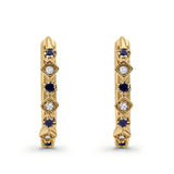 Creolen-Huggie-Ohrringe aus 14-karätigem Gold mit 0,16 Karat G SI-Diamant und blauem Saphir